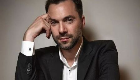 “Турбо-патріот”: мережу повеселив “майстер-клас по перевзуванню” від Арестовича