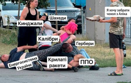 Укрпошта зробила мем з наймасованішого удару РФ та епічного фото бійки в Києві