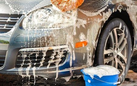 Стало відомо, чому не можна мити машину з відра