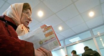 Українські пенсіонери можуть втратити виплати під час виїзду за кордон: названо причину