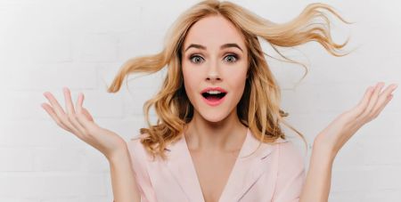 “Перетворилася на русалку”: дівчина на відпочинку прокинулася з іншим кольором волосся