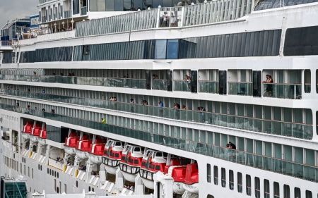 Мандрівник випав із круїзного лайнера та 20 годин провів у морі, що кишить акулами