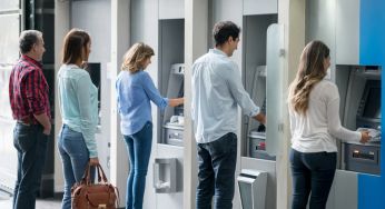 Винні блекаути і мобілізація: українці масово знімають гроші з банківських карток