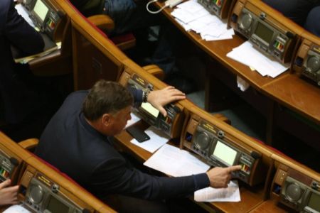 Депутати вимагають випустити їх за кордон: судді теж засиділися в Україні