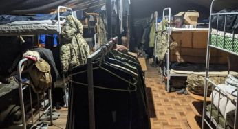 “Мають усі в ліжку по черзі”. Заява капелана про жінок-медиків на фронті викликала скандал у соцмережах