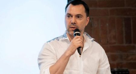 Хитрий “договорняк”? Арестович заявив про повний хаос в ЗСУ на Донбасі