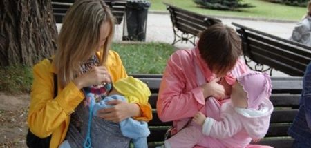 Українкам дозволили годувати груддю в публічних місцях