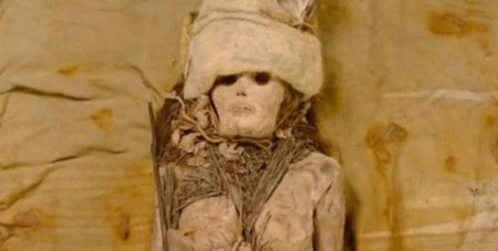 У Китаї знайшли найдавніший сир у світі: до чого тут 3600-річні мумії (фото)