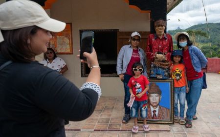 Ексгумують тіла та роблять селфі: що відомо про моторошну традицію Дня мертвих (фото 18+)