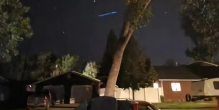 Шокуючі кадри: чоловік помітив у небі НЛО, яке заставало його дружину заплакати