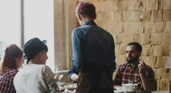 Робота не для людей зі слабкими нервами: офіціантка розповіла про дивні витівки клієнтів
