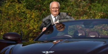 Знайшов нове покликання: мільйонер вийшов на пенсію і став шофером (фото)