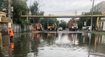 Одеса пішла під воду: злива затопила вулиці та будинки (фото, відео)