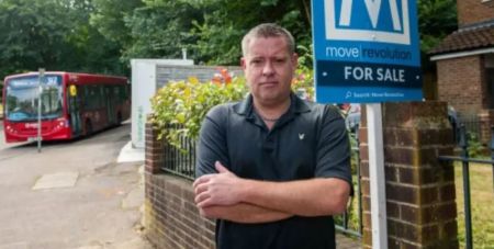 Чоловік не може продати свій будинок через «будку», яку поставили біля його ґанку (фото)