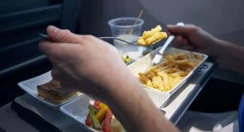 Пасажирка літака знайшла у їжі «сюрприз»: пілоту після цього довелось йти на аварійну посадку