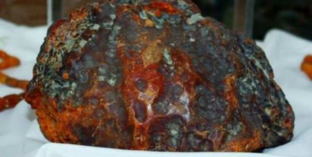 В Румунії жінка роками підпирала двері шматком бурштину за мільйон євро (фото)