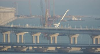 Уздовж Кримського мосту встановлюють потужні палі для захисту від дронів (фото)