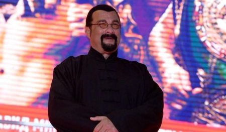 Актор-путініст Стівен Сігал заявив, що готовий воювати за РФ та померти за Путіна