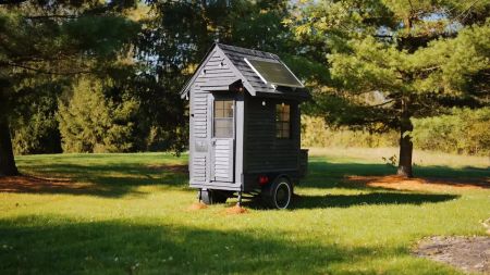 Чоловік збудував найменший у світі будинок: повноцінне житло розміром із шафу