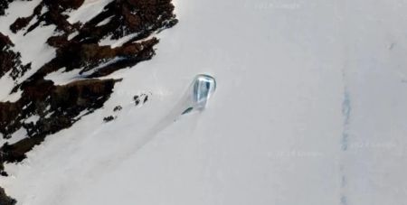 На вершині Антарктиди знайдено гігантський “дверний отвір”: його помітили на Google Maps (фото)