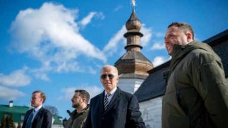 Низький рівень англійської Зеленського та Єрмака ускладнює переговори України зі США – FAZ