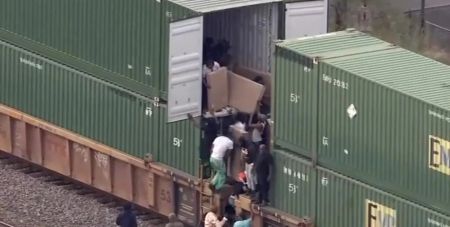 “Дикий Захід”: в США натовп людей пограбував потяг, поки той стояв на перехресті (відео)