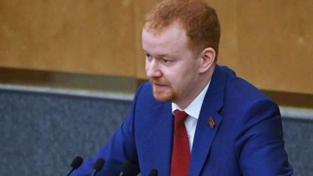 Секс-скандал у РФ: депутата, який привів повію у думу, вимагають відправити на фронт