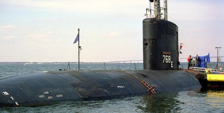 Екіпаж атомного підводного човна ВМС США “слухав музику” і врізався в транспортне судно