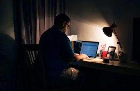 Чоловік спустошив весь сімейний бюджет на OnlyFans, поки дружина боролася з раком