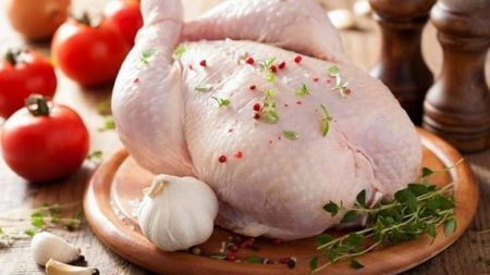 Новий скандал: у курятині для ЗСУ знайшли медичне приладдя