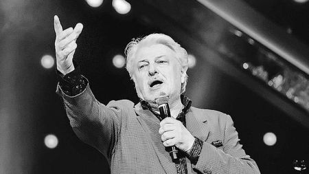У Росії раптово помер відомий композитор та співак: що сталося