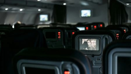 Хотів вийти під час польоту: пасажири літака зв’язали буйного “командира”