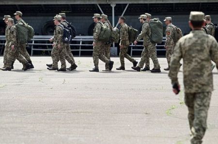“Закон про мобілізацію треба міняти”. Зеленський заявив, що набрали мало людей