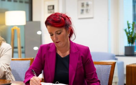 Репутаційний скандал у Британії: міністерка пішла з посади через вкрадений телефон