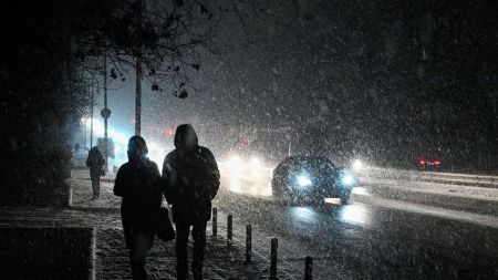 Світло відключатимуть впродовж 16 годин: графіки відключень на 22 листопада