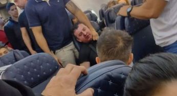 Пасажира побили після того, як він відчиняв аварійні двері літака під час польоту