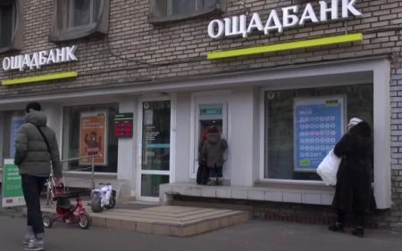 “Наживаються на людях”: Ощадбанк запідозрили у прихованих комісіях для пенсіонерів