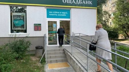 Українці закривають рахунки в “Ощадбанку”, але потім отримують повідомлення про борг