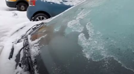 Головна проблема водіїв: як швидко розморозити скло авто