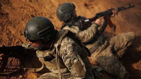 Окупанти штурмують важливе місто: кого “кидають” у бій