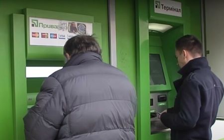 Банки запровадили нові обмеження: тепер поповнити карту стане затратно