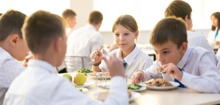 Усі українські школярі в 2025 році харчуватимуться безкоштовно