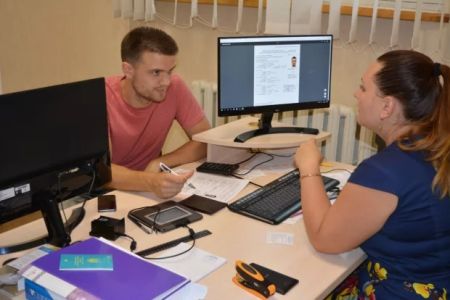 Польща видає “сірі паспорти” для українців: хто має право і що потрібно для отримання