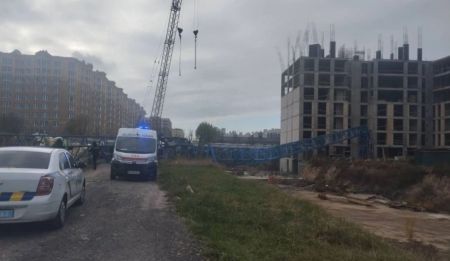 На Київщині впав баштовий кран: що відомо про наслідки (фото)