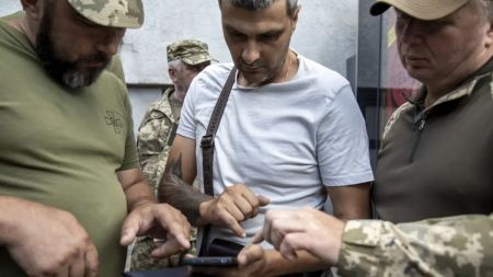 Працюють цілодобово та без вихідних: що насправді відбувається в ТЦК вночі