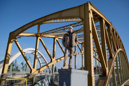 Широкі чи вузькі? Які чоловічі штани в моді цього року?