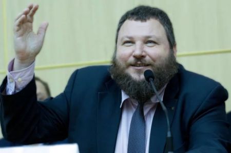 Скандальний експерт пропонує відправити на фронт мільйон “мужиків з автоматами”: