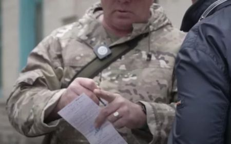 Повістки можуть вручити заброньованим: яка відповідальність за відмову