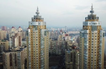 Зарплати в Україні: скільки потрібно не їсти, щоб купити однокімнатну квартиру