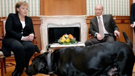 Меркель заявила, що 13 років тому Путін хотів залякати її, впустивши на зустріч свого собаку